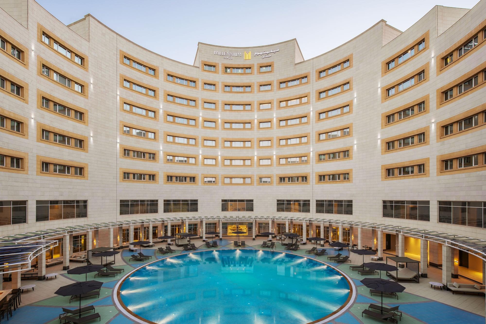 Millennium Hail Hotel Kültér fotó The pool at the hotel