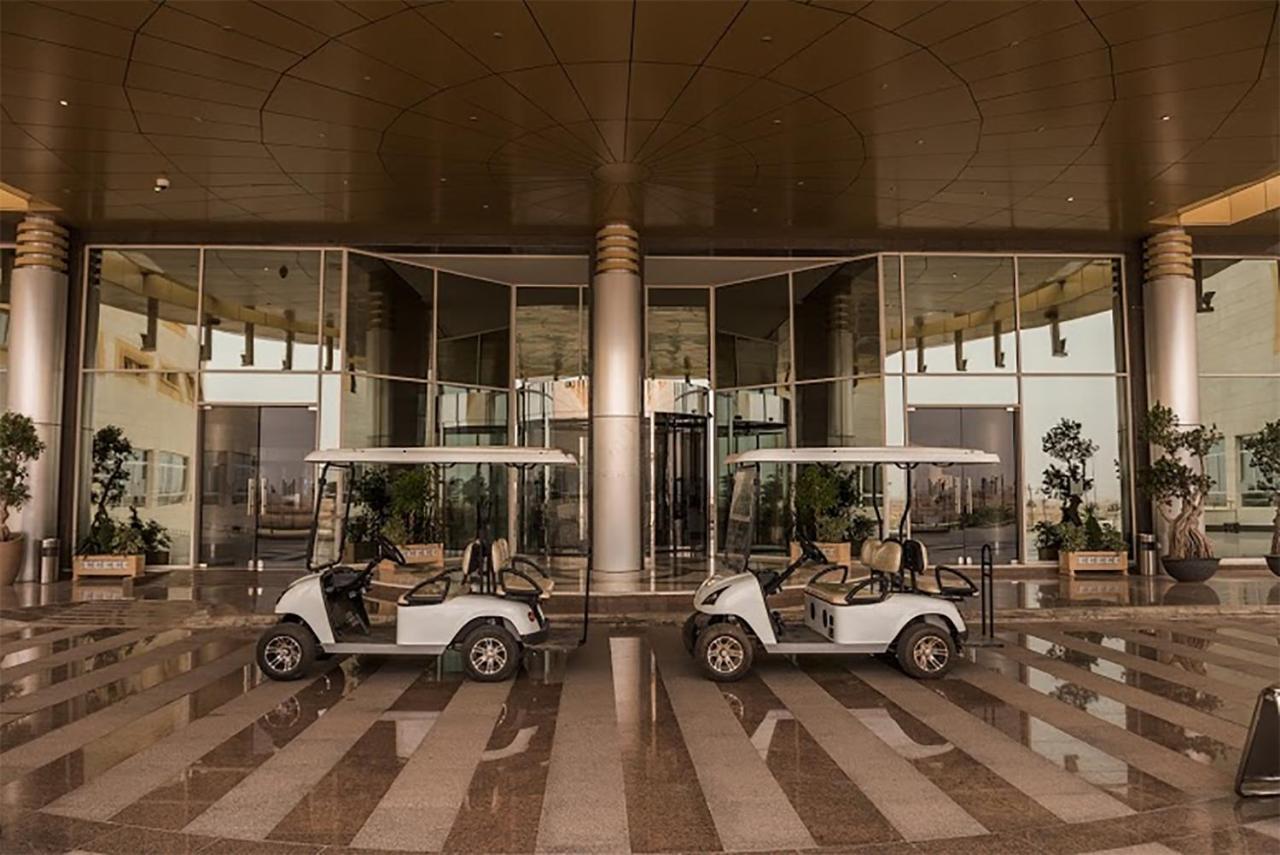 Millennium Hail Hotel Kültér fotó Golf carts at the entrance of the hotel