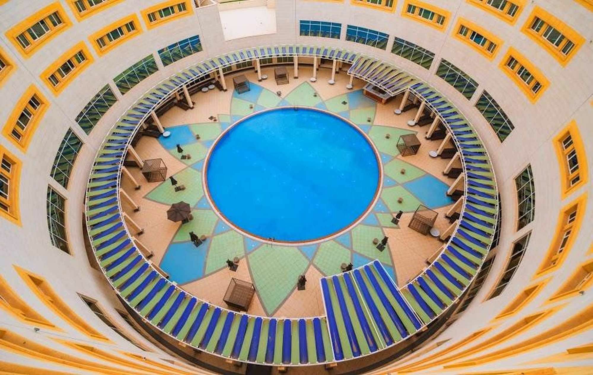Millennium Hail Hotel Kültér fotó The central atrium of the school